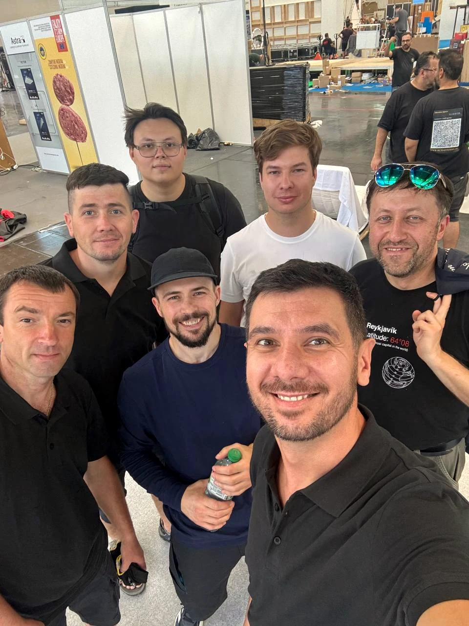 Mirhof-Team beim Messeaufbau in der Messehalle
